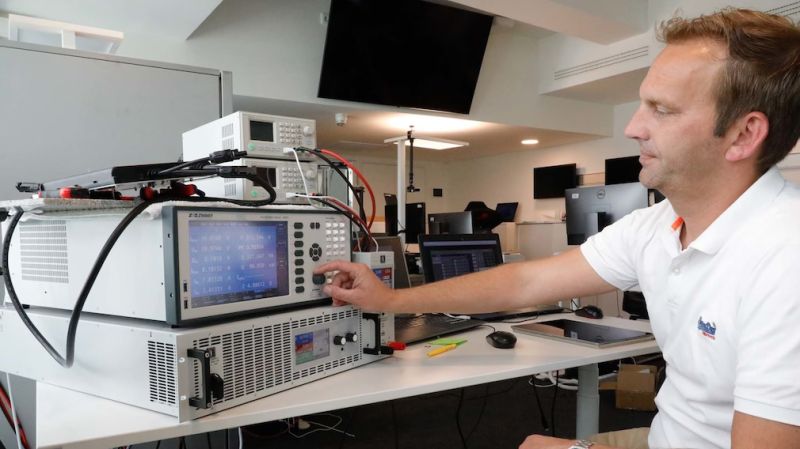 触屏自定义界面，支持键盘鼠标及远程操作。